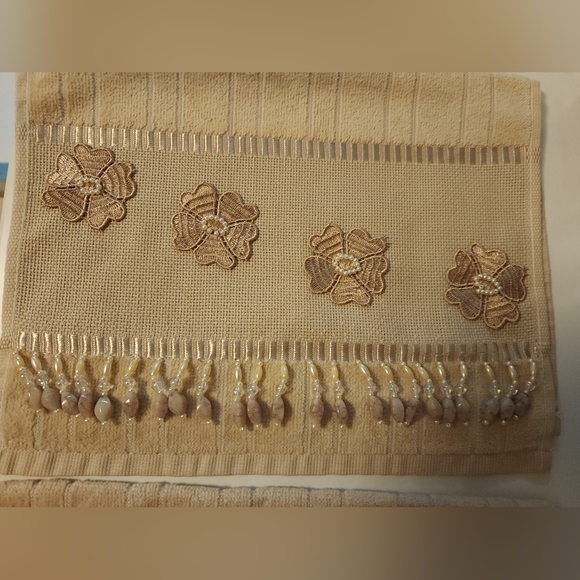 Unique Fancy Guest Hand Towel - Picture 12 of 12